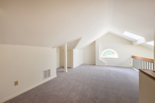 Building Photo - Loft Living at McLean Gardens 1BR plus Lof...