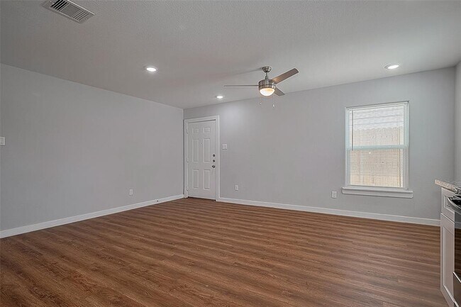 Building Photo - 6611 Bacher St