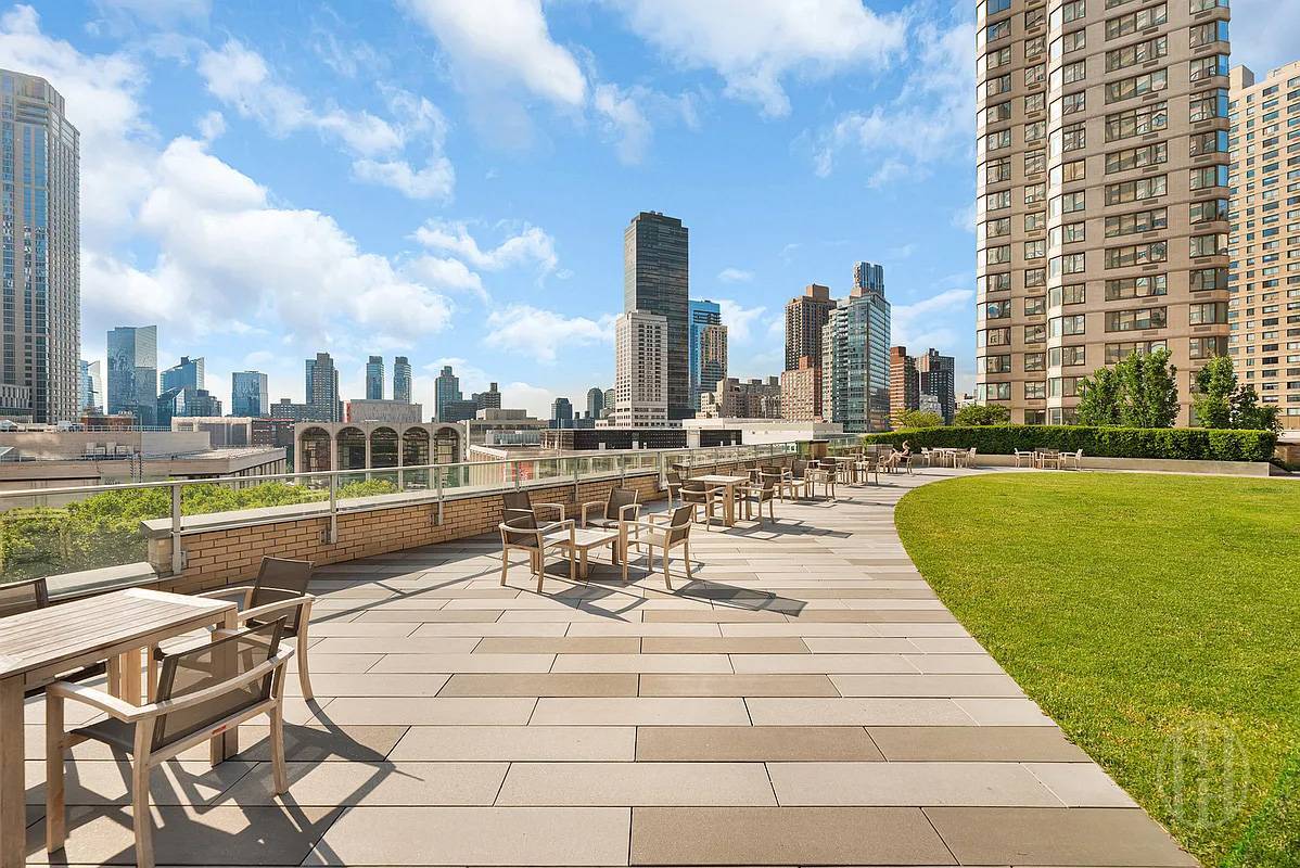 Building Photo - 20 W 64th St