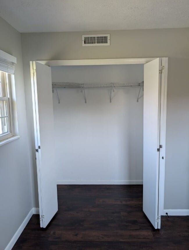 Building Photo - Spacious 2-Bedroom, 1-Bath Apartment Near Karns – Quiet Living with a Large Yard