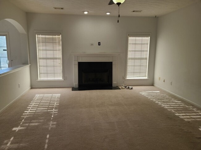 Building Photo - 5 bedroom/4 bathroom home available to rent in Fortson!