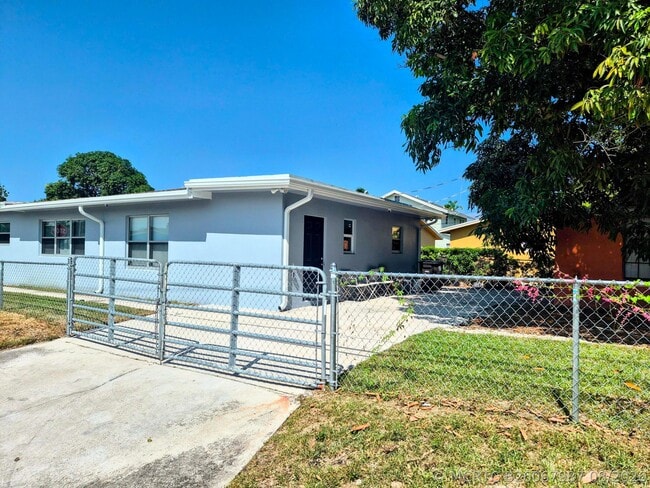 Building Photo - 628 Monroe Dr
