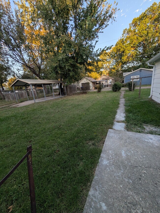 Building Photo - 528 NE Ohio Ave