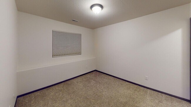 Building Photo - Stunning 3 Bed / 2 Bath Townhome in Northern Lights