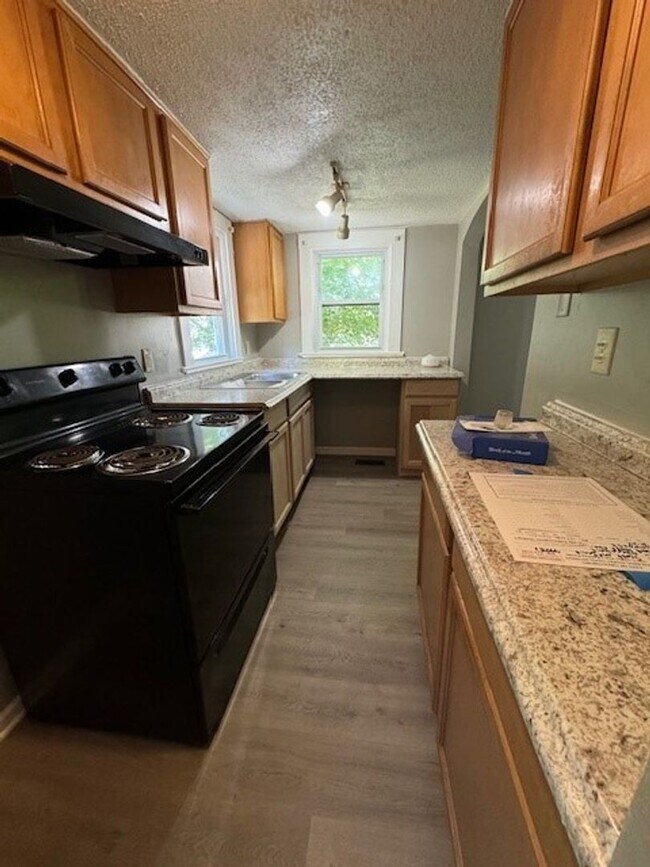 Building Photo - Charming 2 Bedroom 1 Bath close to Wendover and 29!