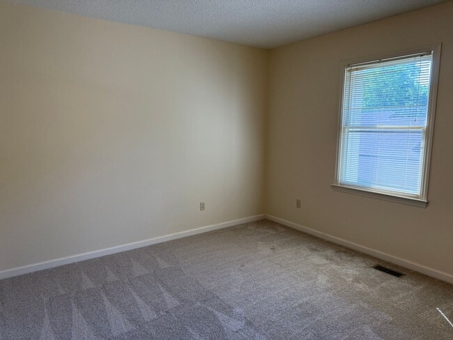 Building Photo - Private 2BD/1.5BA Townhouse in Prime NW Hickory Location | Available 6/1/2026