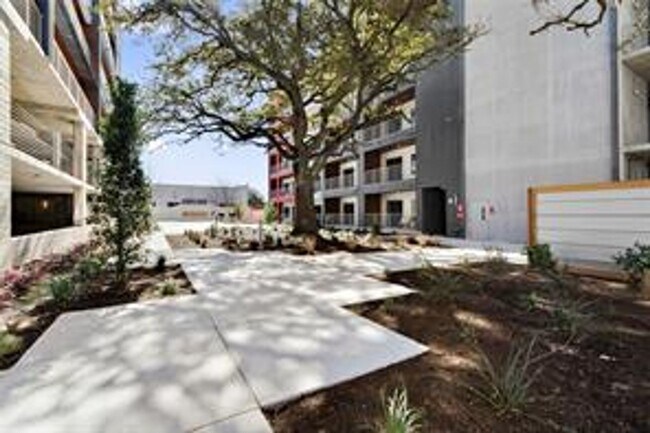 Building Photo - 1/1 Condo on Hot SOCO
