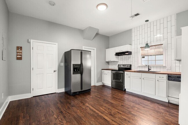 Building Photo - Located in the heart of Cleveland Park, this charming home has it all!