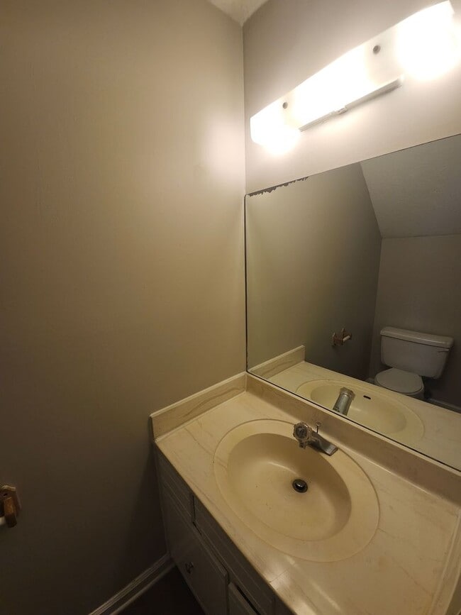 Building Photo - Affordable 2 Bedroom, 2.5 Bath in Prime St...