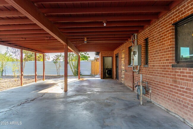 Building Photo - 2043 E Oak St