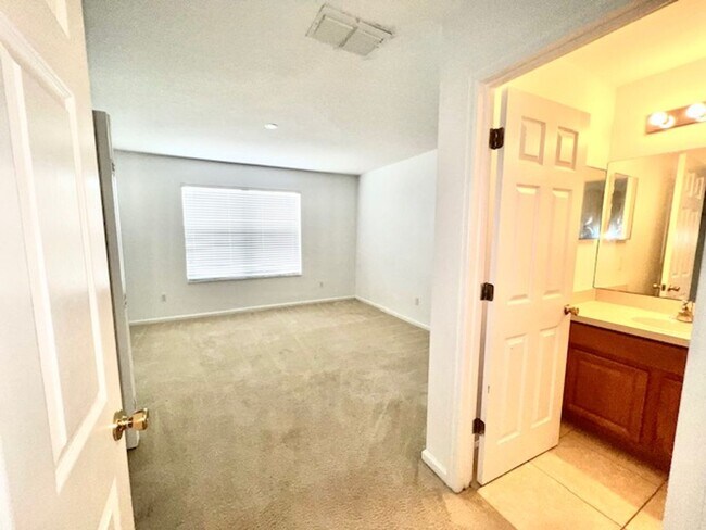 Building Photo - Remodeled Kitchen!! Wonderful Avalon Park-...