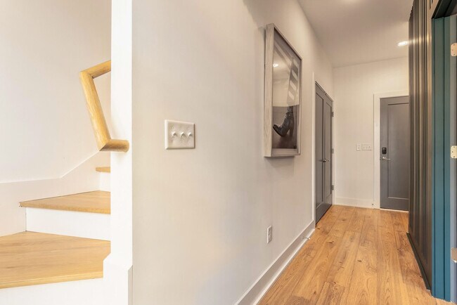 Building Photo - 87 Lucile St