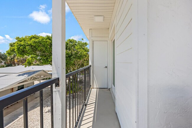 Building Photo - 637 S Orlando Ave