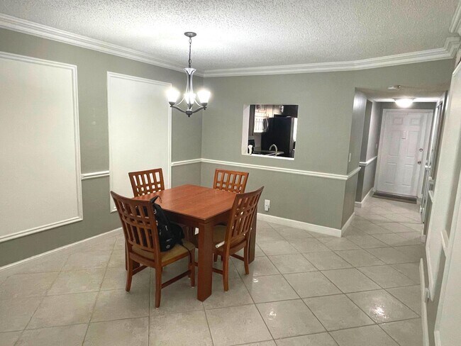 Building Photo - 2805 SW 22nd Ave