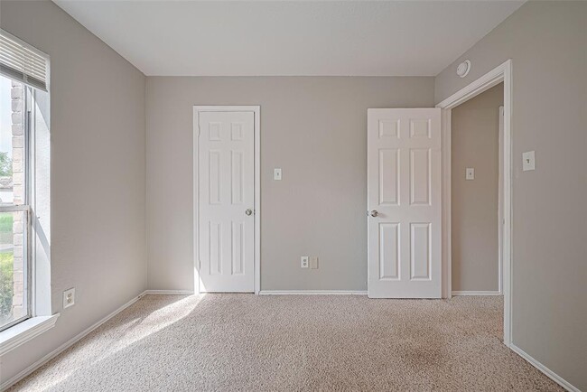 Building Photo - 2339 Loyanne Dr