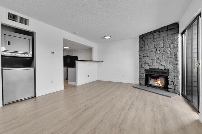 Building Photo - $1,095.00, Studio and 1 bath located in De...