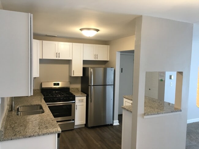 Building Photo - 9s120 Lake Dr