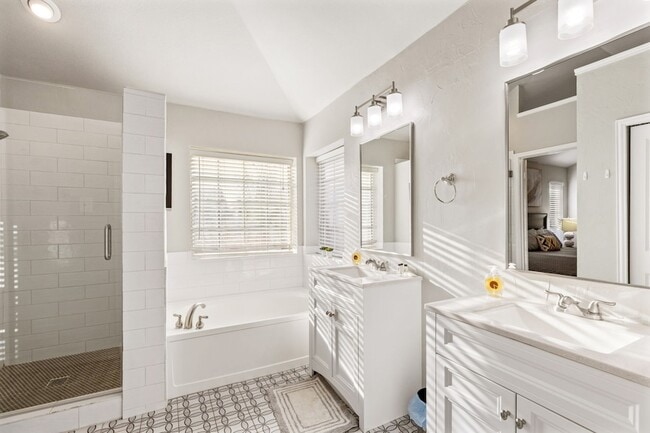 Building Photo - 4709 Justin Dr