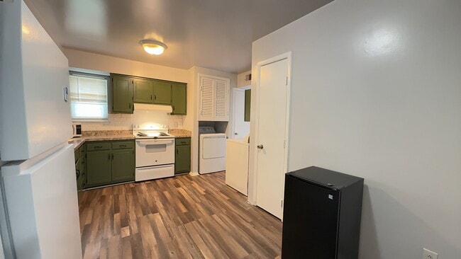 Building Photo - Spacious 3-Bedroom Norfolk Townhome with In-Unit Laundry and Fenced Outdoor Space