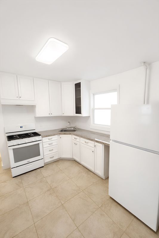 Building Photo - 63 Elm St