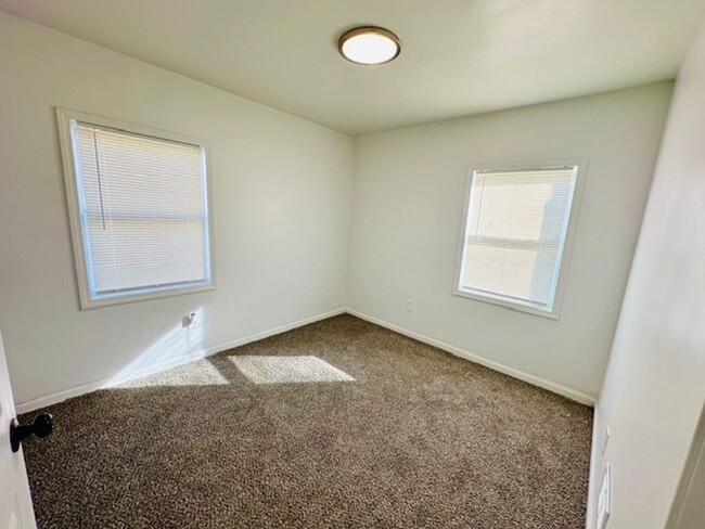 Building Photo - 3 Bedroom 1 Bath Welcome Section 8 Totally...