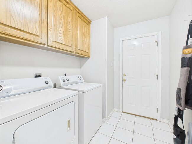 Building Photo - 3203 Von Trapp Ln