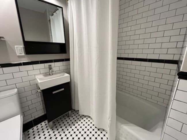 Building Photo - Spacious First Hill condo in the historic ...