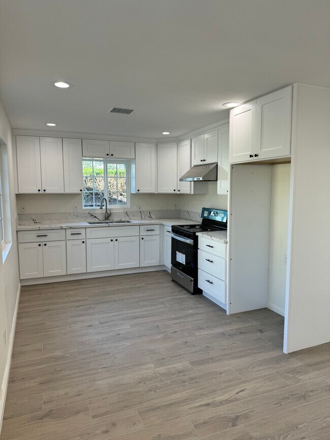 Building Photo - 7950 4th St