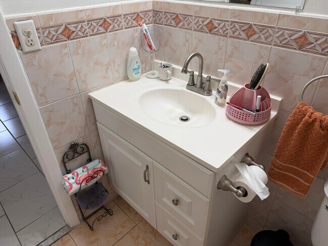 Building Photo - 502 Davis Rd