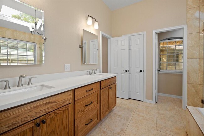 Building Photo - 710 Lochnell Dr