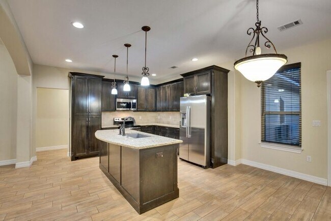 Building Photo - 118 N Buckhorn Dr