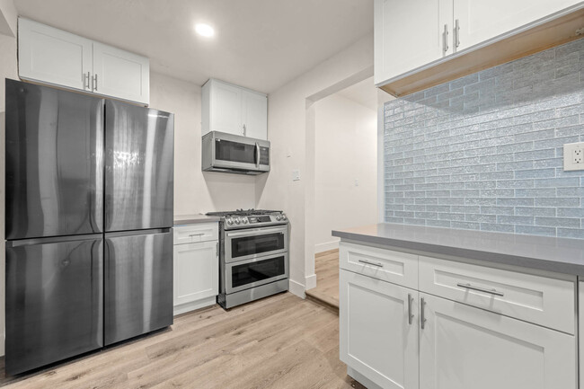Building Photo - 1647 W 12th Pl