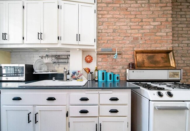 Building Photo - 653 11th Ave