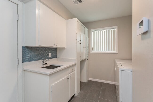 Building Photo - 9106 Bonhomme Rd