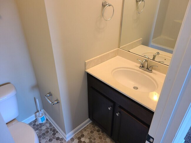 Building Photo - 2 Bedroom, 2.5 Bath Townhouse located in S...