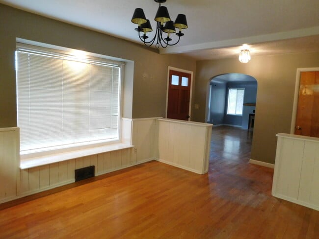 Building Photo - 4Bd/1.5Ba Two Story Home - Available End o...