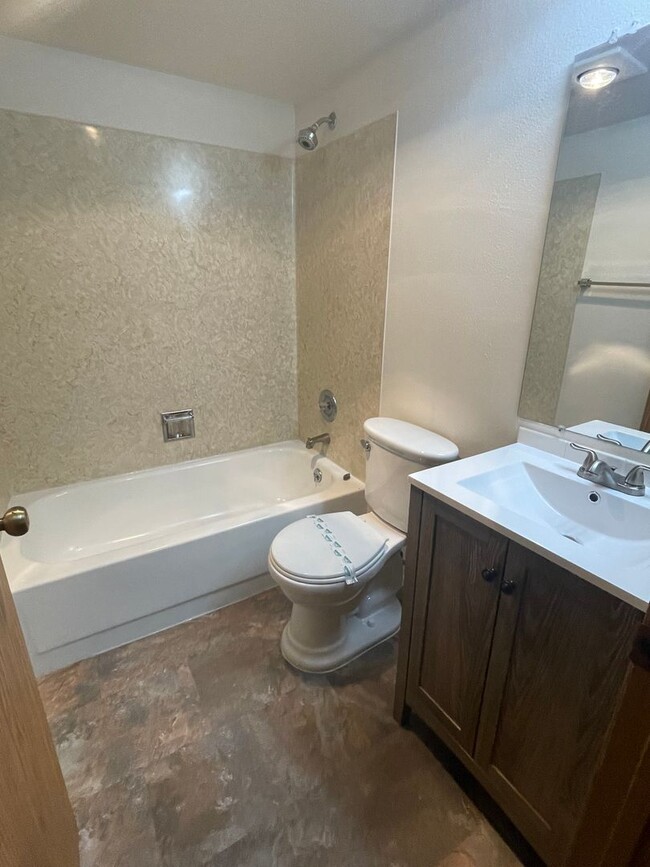 Building Photo - Great 3 Bedroom 1.75 Bathroom Condo! Washe...