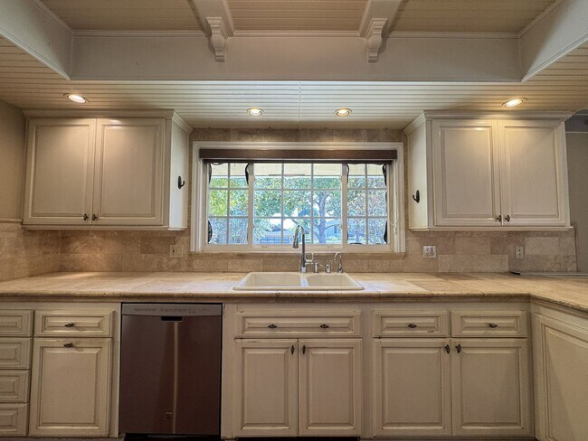 Building Photo - 1232 Longview Dr
