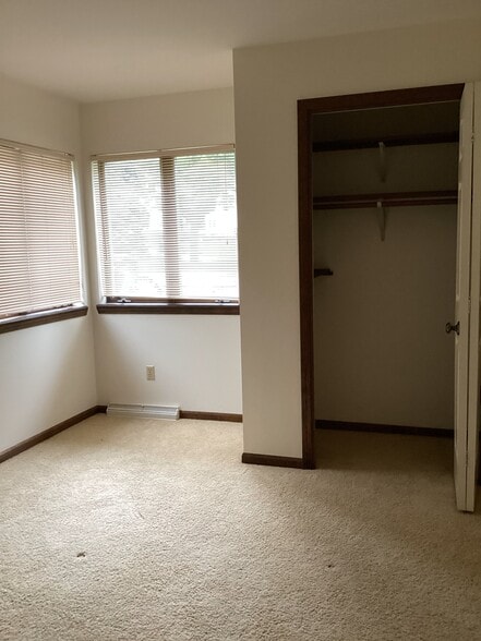 Bedroom with cross ventilation - 5826 Highland Ter