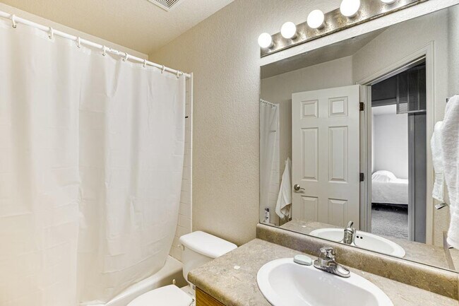 Building Photo - 367 N Lake Ct