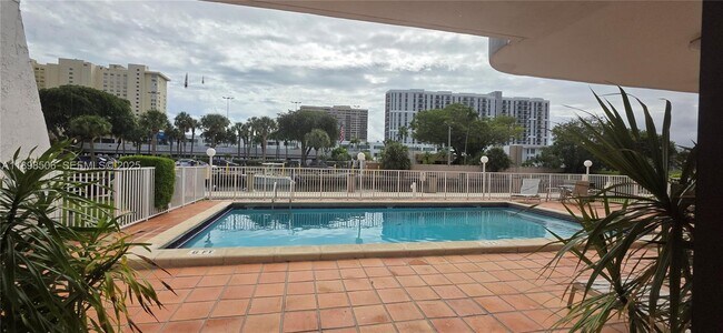 Building Photo - 1650 NE 115th St