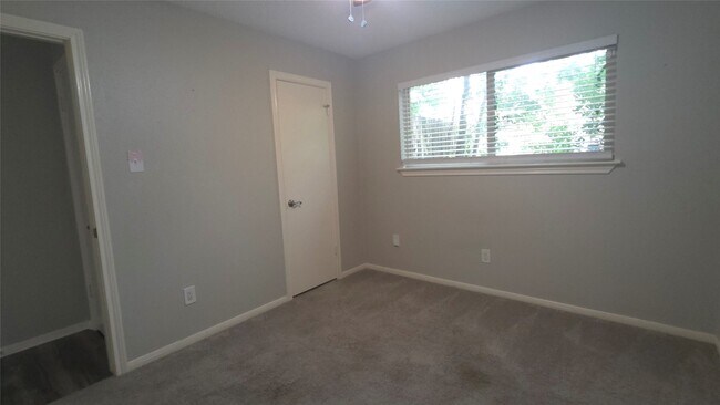 Building Photo - 1119 Montour Dr