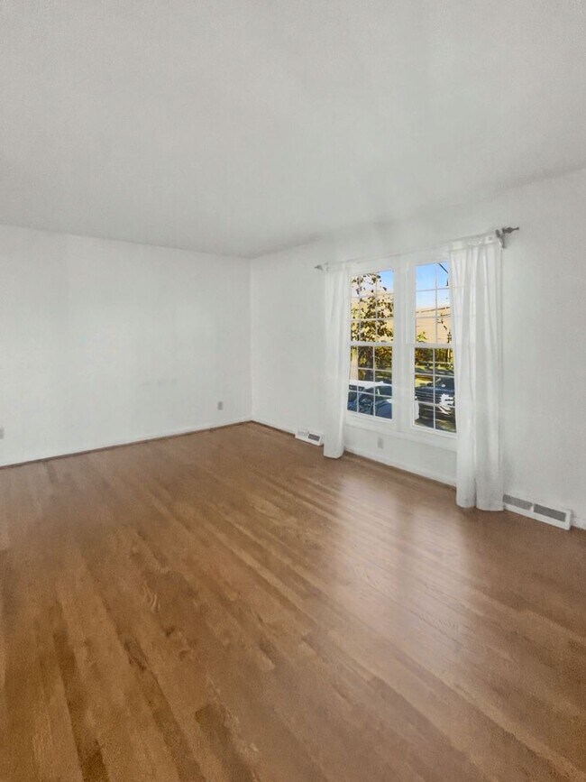 Building Photo - Charming Brick Ranch Home in Woodlea Acres