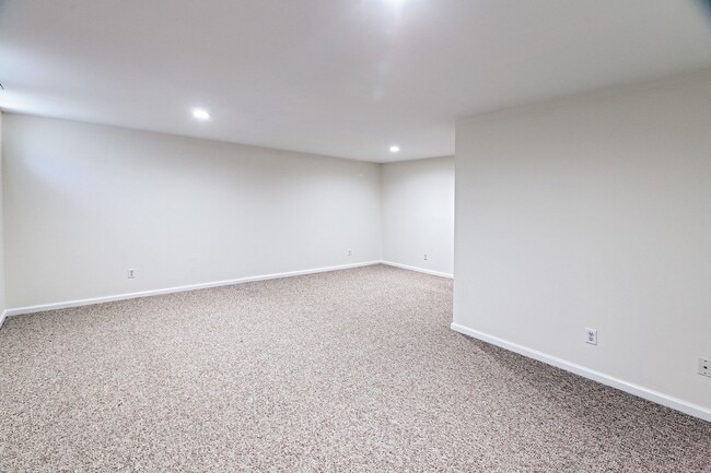 Building Photo - Exceptionally Nice 3 BR 2.5 BA Townhome in River Walk