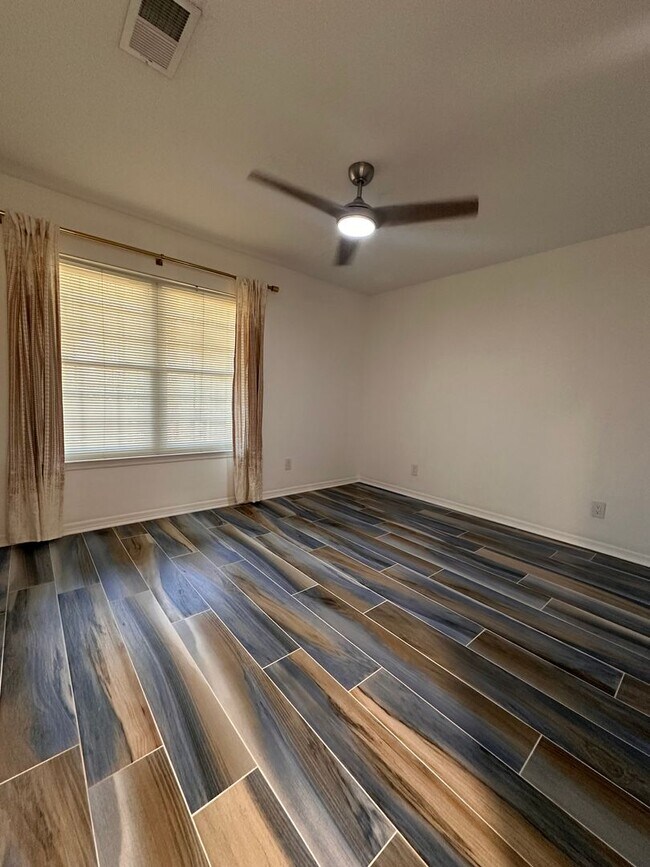 Building Photo - Newly Renovated 3 bedroom home in the heart of Miramar Beach!