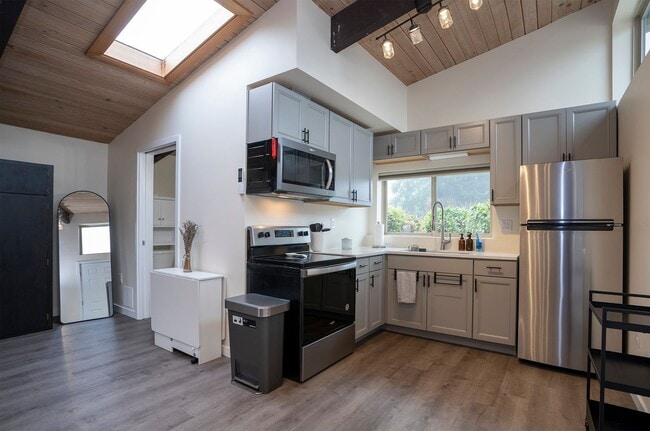 Building Photo - Fully Furnished Bungalow with Studio Living and Scenic Views in Tacoma!