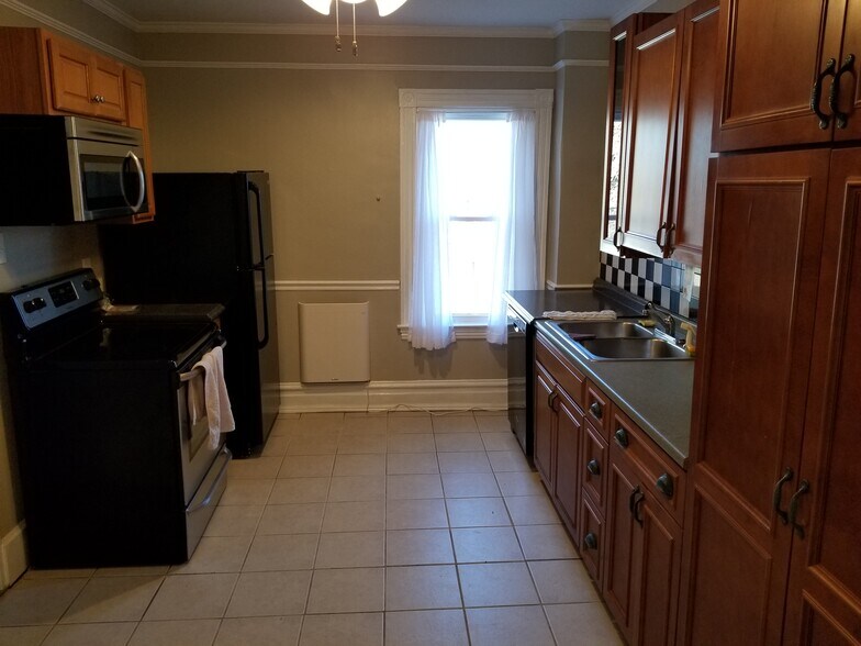 Fully equipped kitchen - 301 S West End Ave