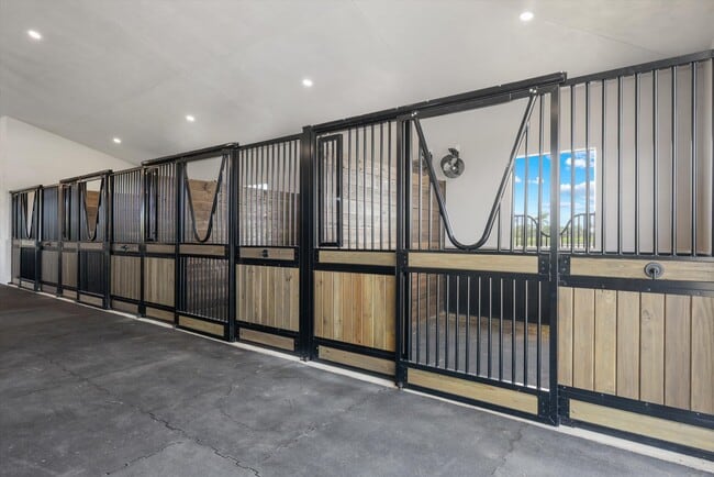 Building Photo - 16175 Deer Path Ln