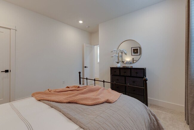 Building Photo - Great modern HPR with garage and view of t...