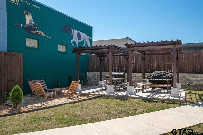 Building Photo - 522 W Erwin St